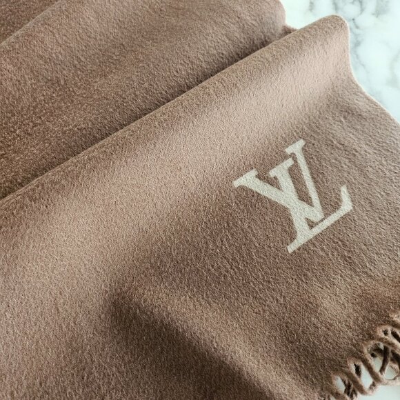Louis Vuitton Cashmere scarf - Picture 2 of 5